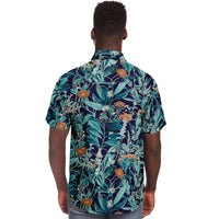 Chemise homme manches courtes jungle bleu canard, portée par un second mannequin, vue de dos