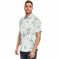 Chemise homme manches courtes blanche à feuillage vert, portée, profil gauche