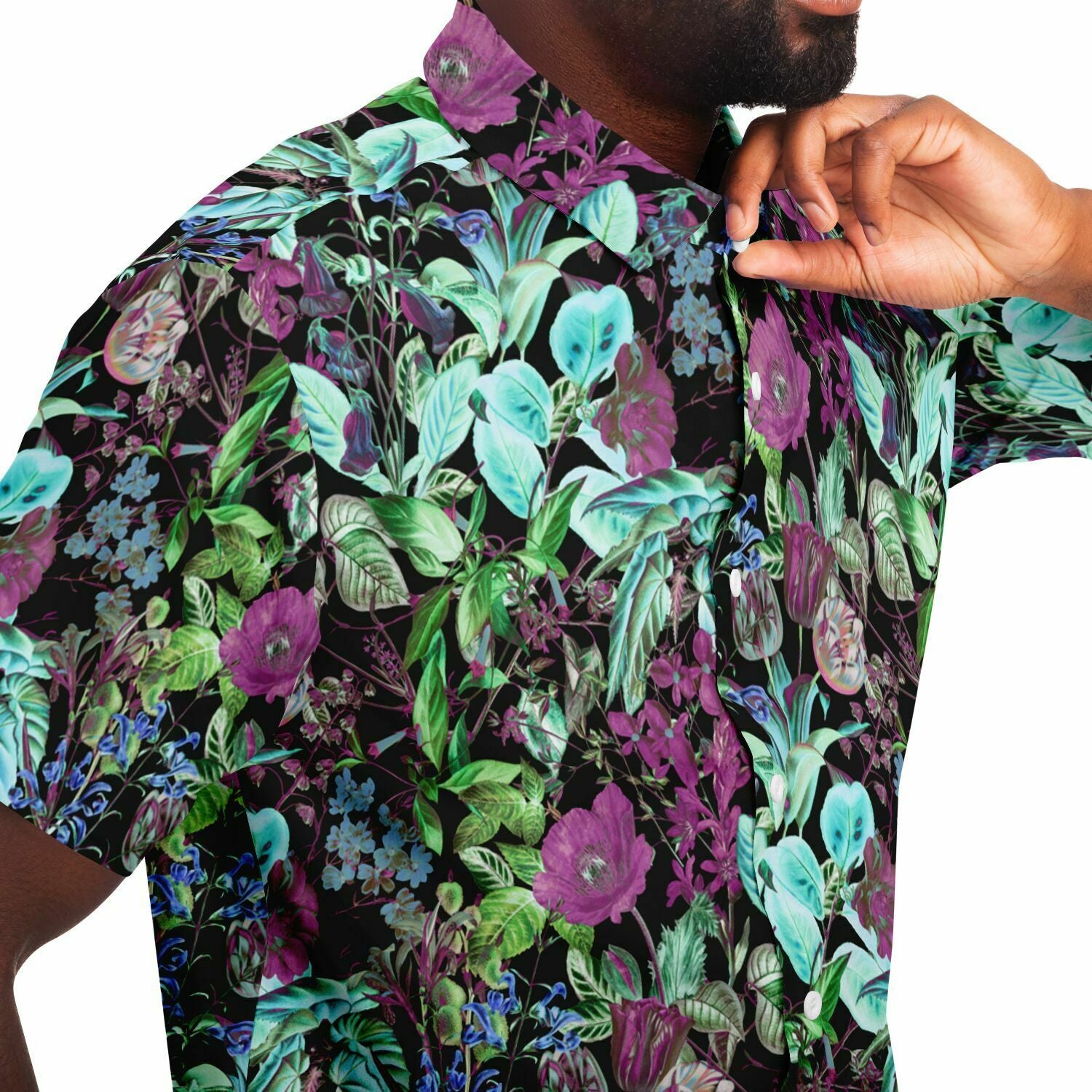 Chemise homme manches courtes feuillage vert et mauve, gros plan sur le tissu