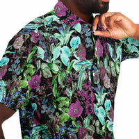 Chemise homme manches courtes feuillage vert et mauve, gros plan sur le tissu