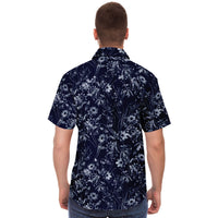 Chemise homme manches courtes bleu marine à fleurs blanches, portée, vue de dos