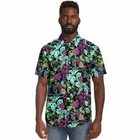 Chemise homme manches courtes feuillage vert et mauve, portée par un second mannequin, vue de face
