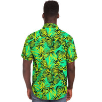 Chemise homme manches courtes vert fluo à ananas, portée par un second mannequin, vue de dos