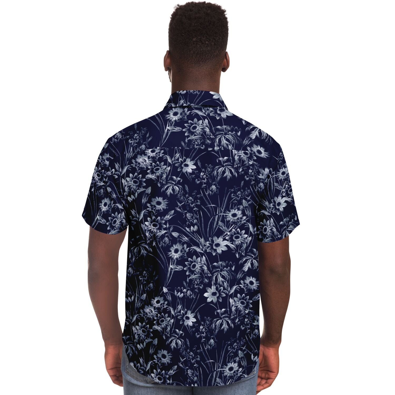 Chemise homme manches courtes bleu marine à fleurs blanches, portée par un second mannequin, vue de dos