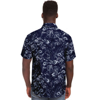 Chemise homme manches courtes bleu marine à fleurs blanches, portée par un second mannequin, vue de dos