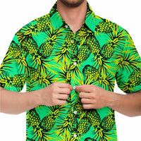 Chemise homme manches courtes vert fluo à ananas, gros plan sur l'imprimé