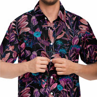 Chemise homme manches courtes noire à feuillage rose, gros plan sur l'imprimé