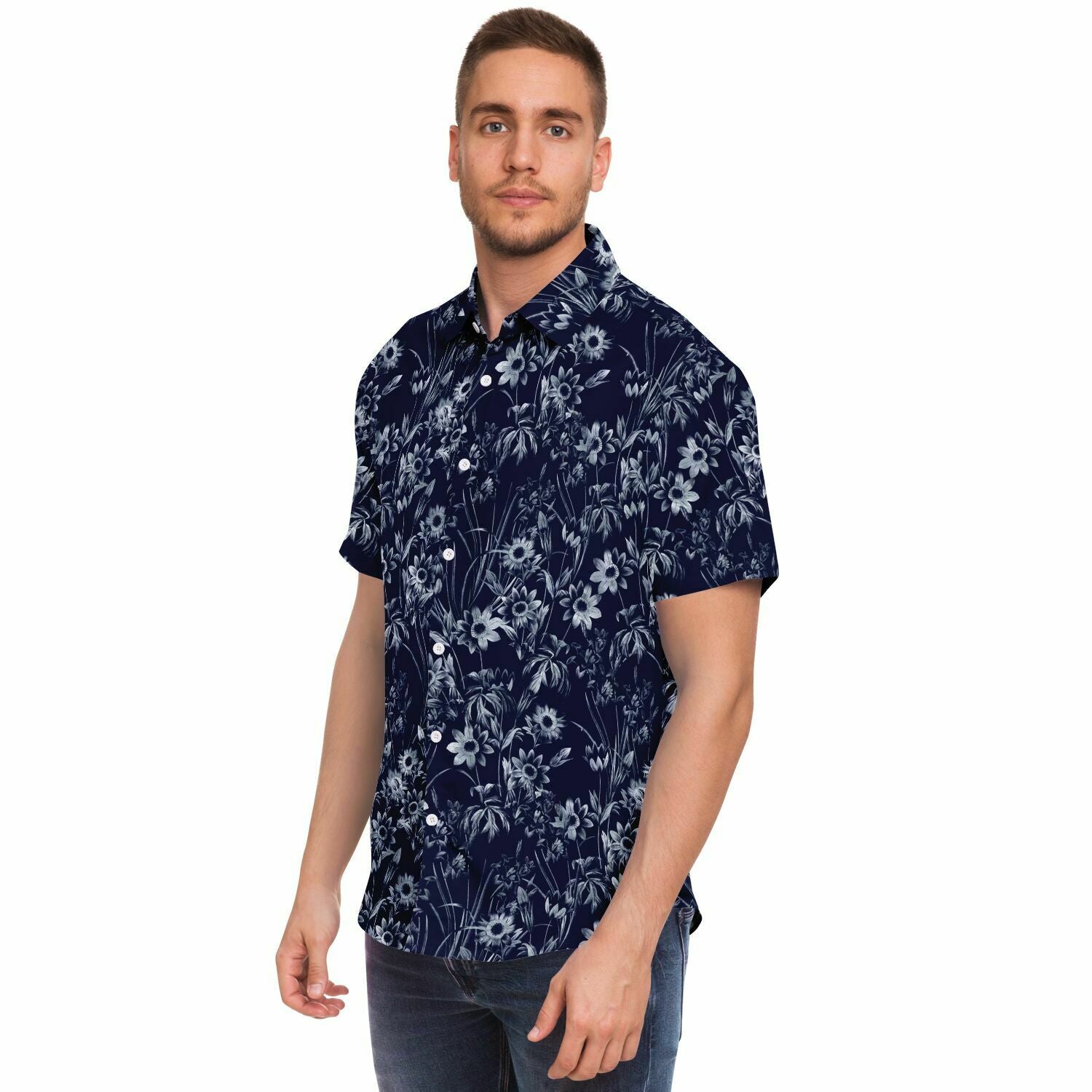 Chemise homme manches courtes bleu marine à fleurs blanches, portée, profil gauche