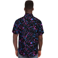 Chemise homme manches courtes noire motif néon abstrait, portée par un second mannequin, vue de dos