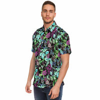 Chemise homme manches courtes feuillage vert et mauve, portée, profil gauche