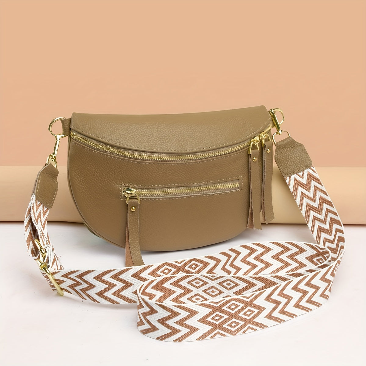 Sac banane cuir femme noir porté en bandoulière – vue 2