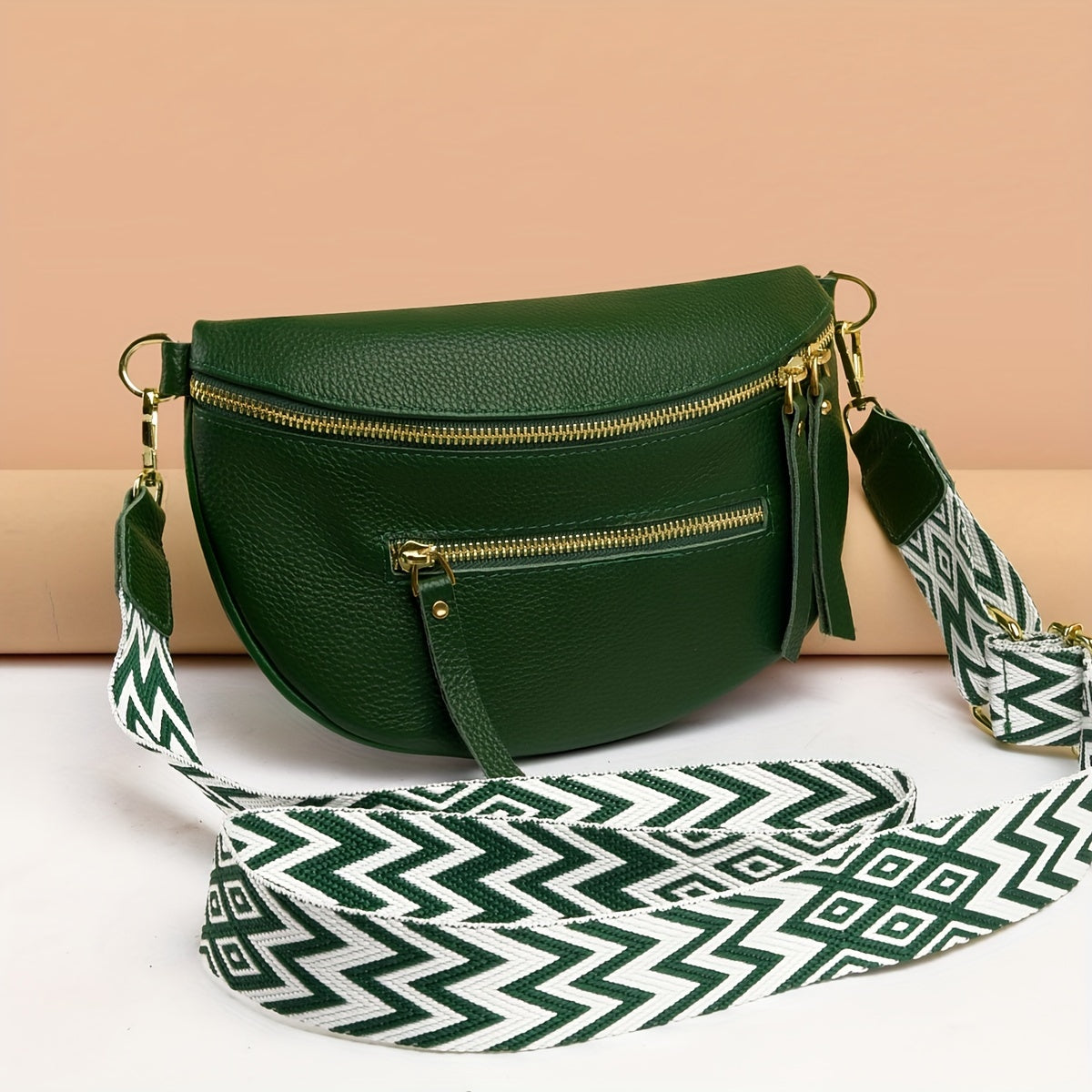 Sac banane cuir femme noir porté en bandoulière – vue 3