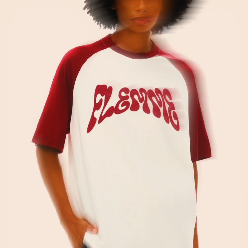 T-shirt oversized FLEMME blanc et bordeaux porté - gros plan sur le lettrage psychédélique