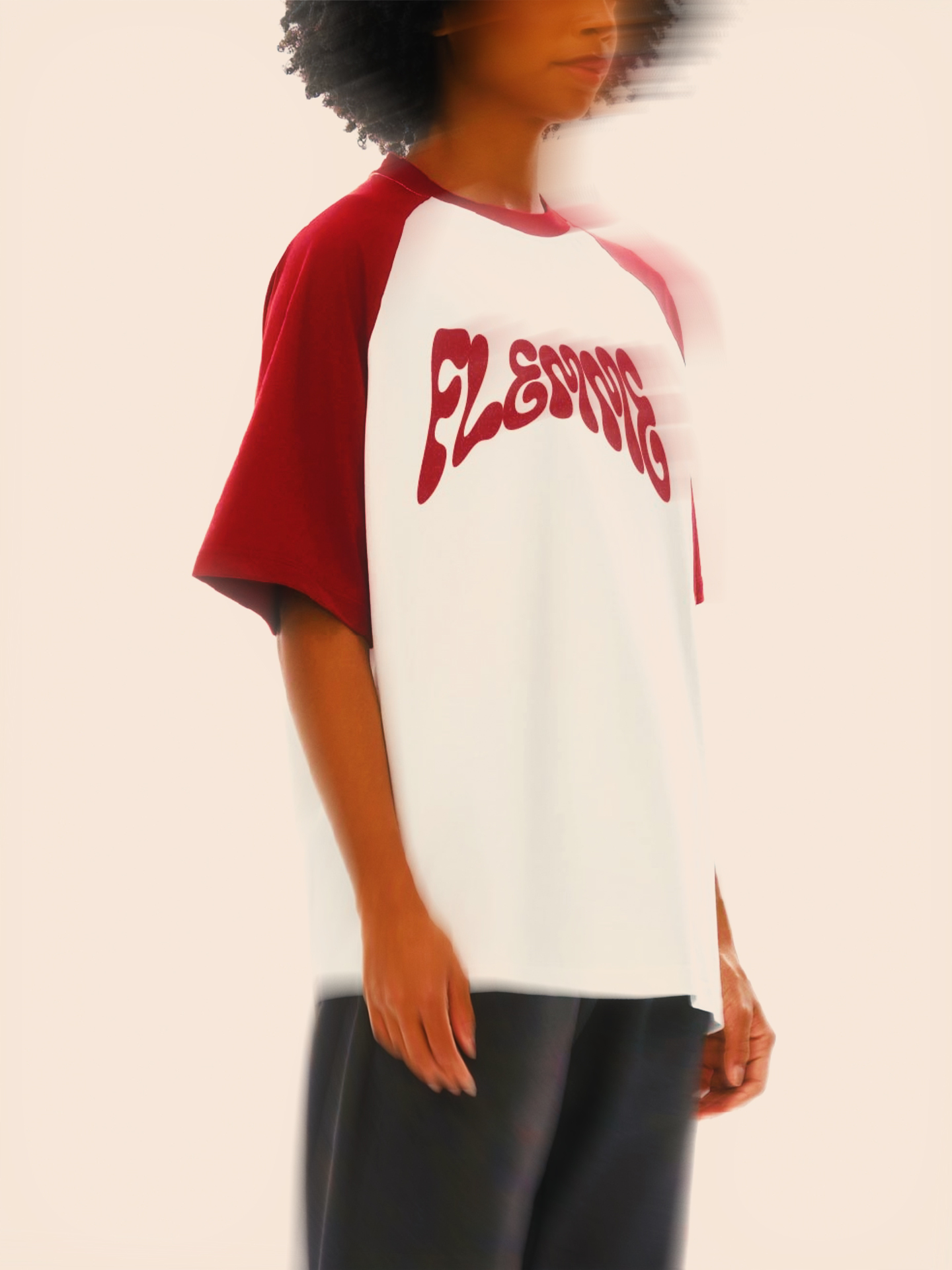 T-shirt oversized FLEMME vu de trois quarts - découpe raglan bordeaux et tombé ample