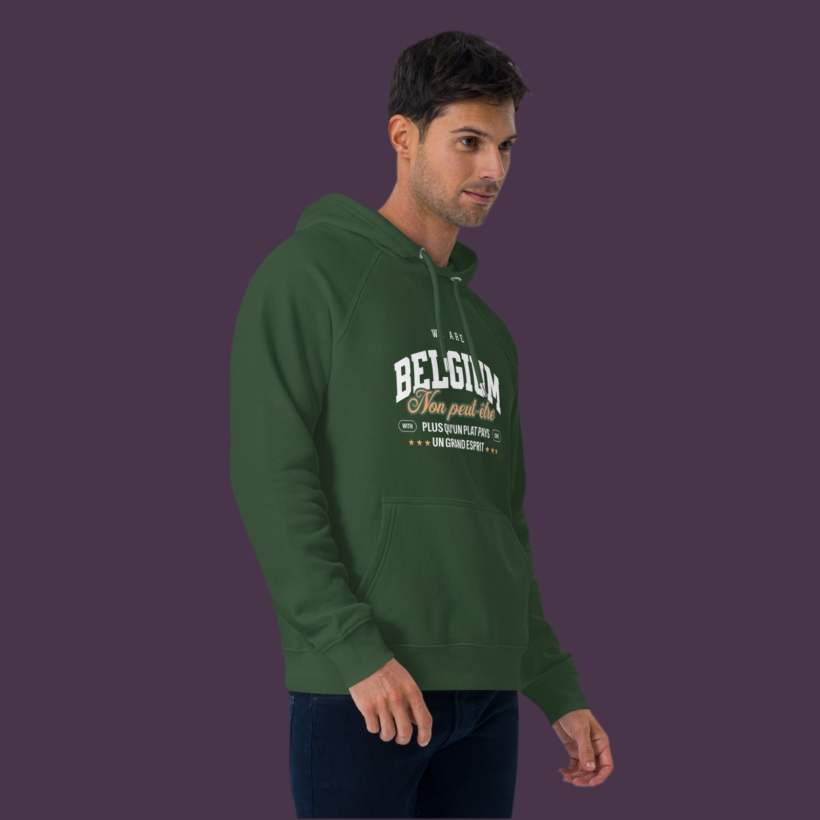 Pull belge original vert bouteille porté par un homme, vue de profil – coupe raglan unisexe