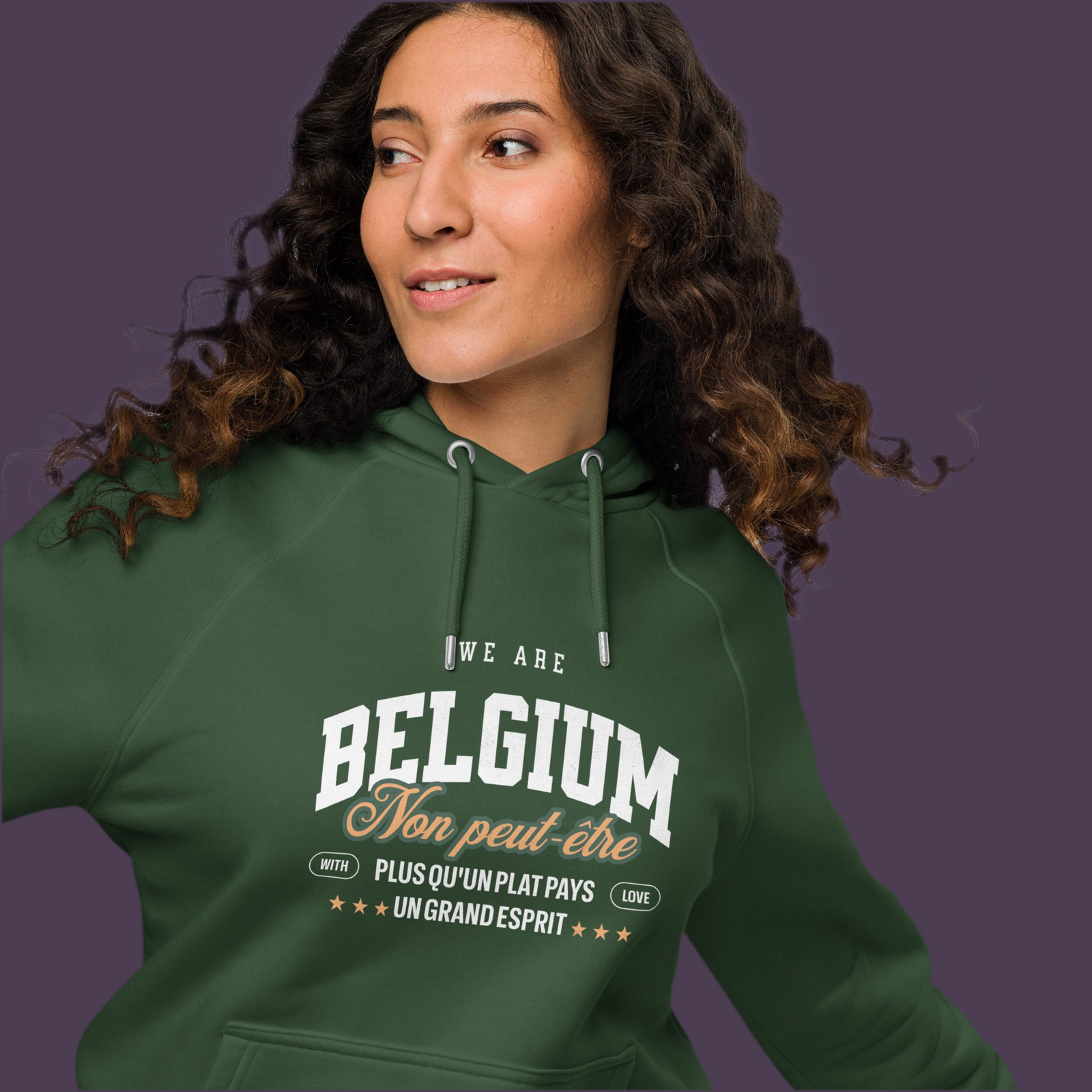 Sweat belge We Are Belgium porté par une femme – hoodie coton bio vert bouteille