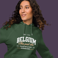 Sweat belge We Are Belgium porté par une femme – hoodie coton bio vert bouteille