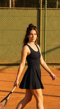 Robe de Tennis Originale Femme – Dos Ouvert, Coupe Évasée