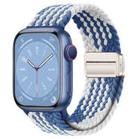 Bracelet Apple Watch en nylon tressé à fermoir magnétique, coloris bleu et blanc vague