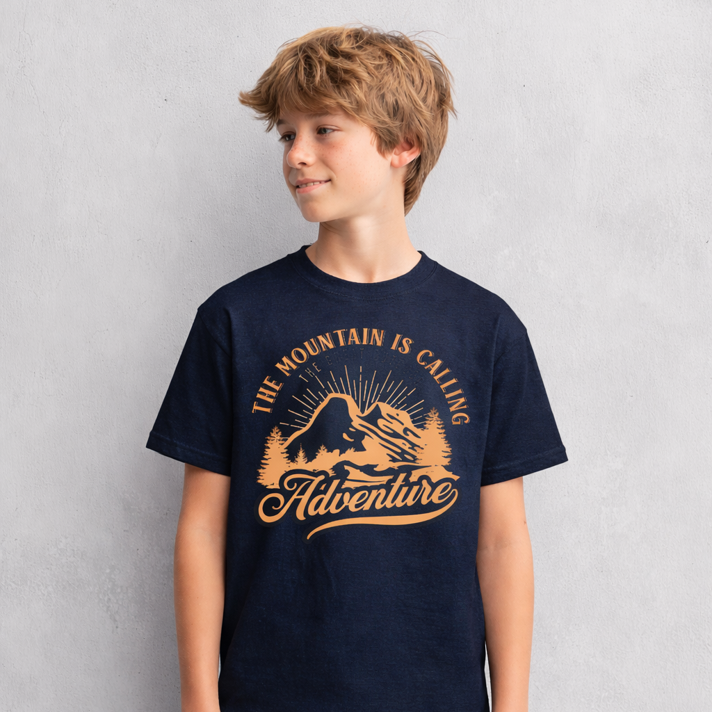 T-shirt oversized Mountain is Calling en bleu marine porté, badge montagne orange sur la poitrine