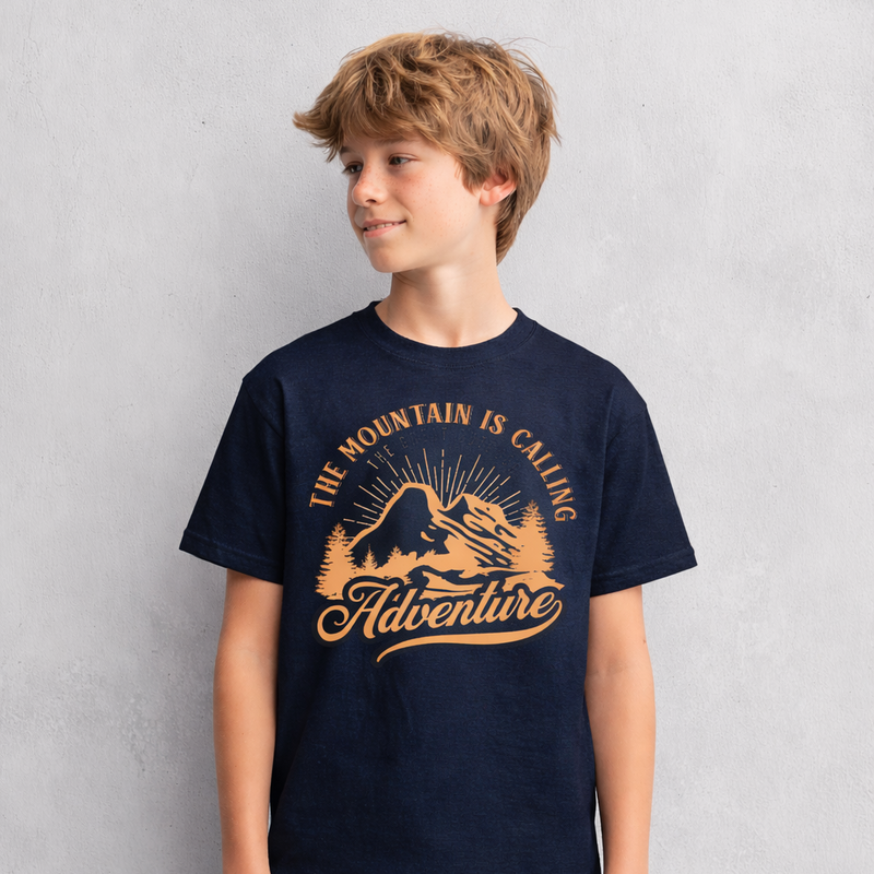 T-shirt oversized Mountain is Calling en bleu marine porté, badge montagne orange sur la poitrine