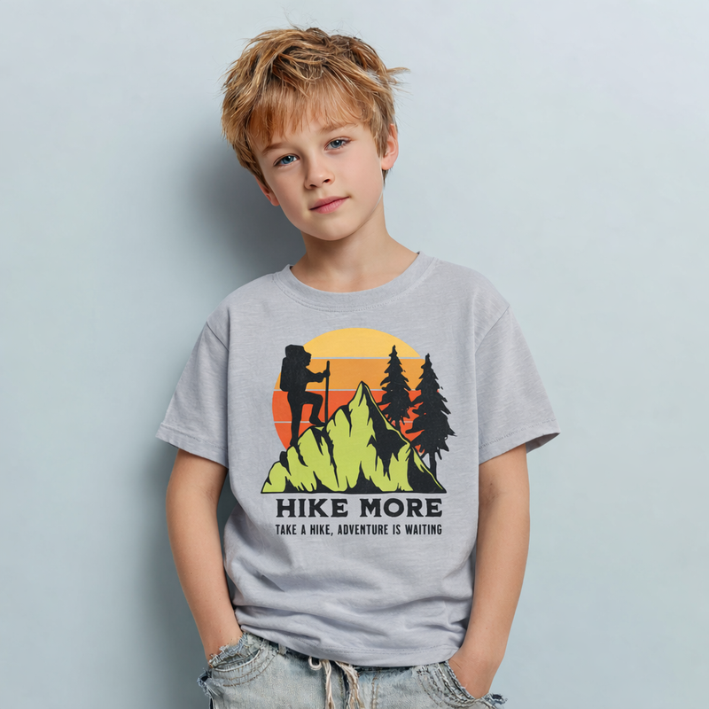 Garçon portant le t-shirt enfant Hike More gris clair, imprimé randonneur et soleil orange