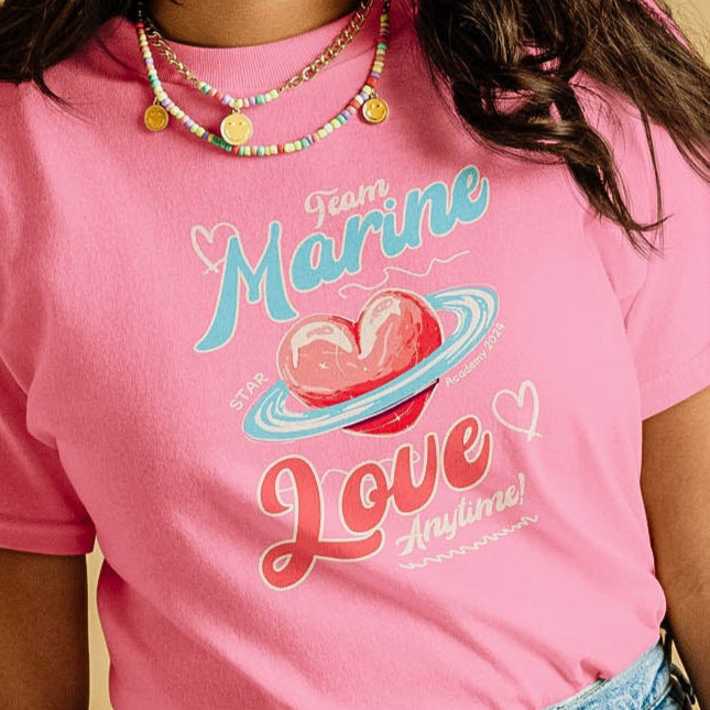 jeune fille portant un tshirt rose fan marine star academy