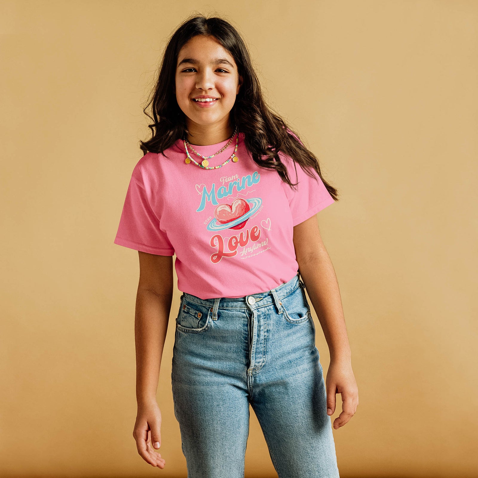 jeune fille portant un tshirt rose fan marine star academy