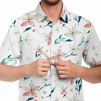 Chemise homme manches courtes blanche à lys pêche, gros plan sur l'imprimé