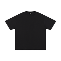 Packshot du t-shirt oversized noir - coupe large, col rond et épaules tombantes