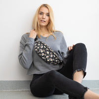 Sac banane fleurs blanches fond noir – vue 7