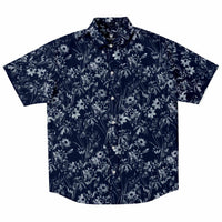 Chemise homme manches courtes bleu marine à fleurs blanches, vue de face à plat