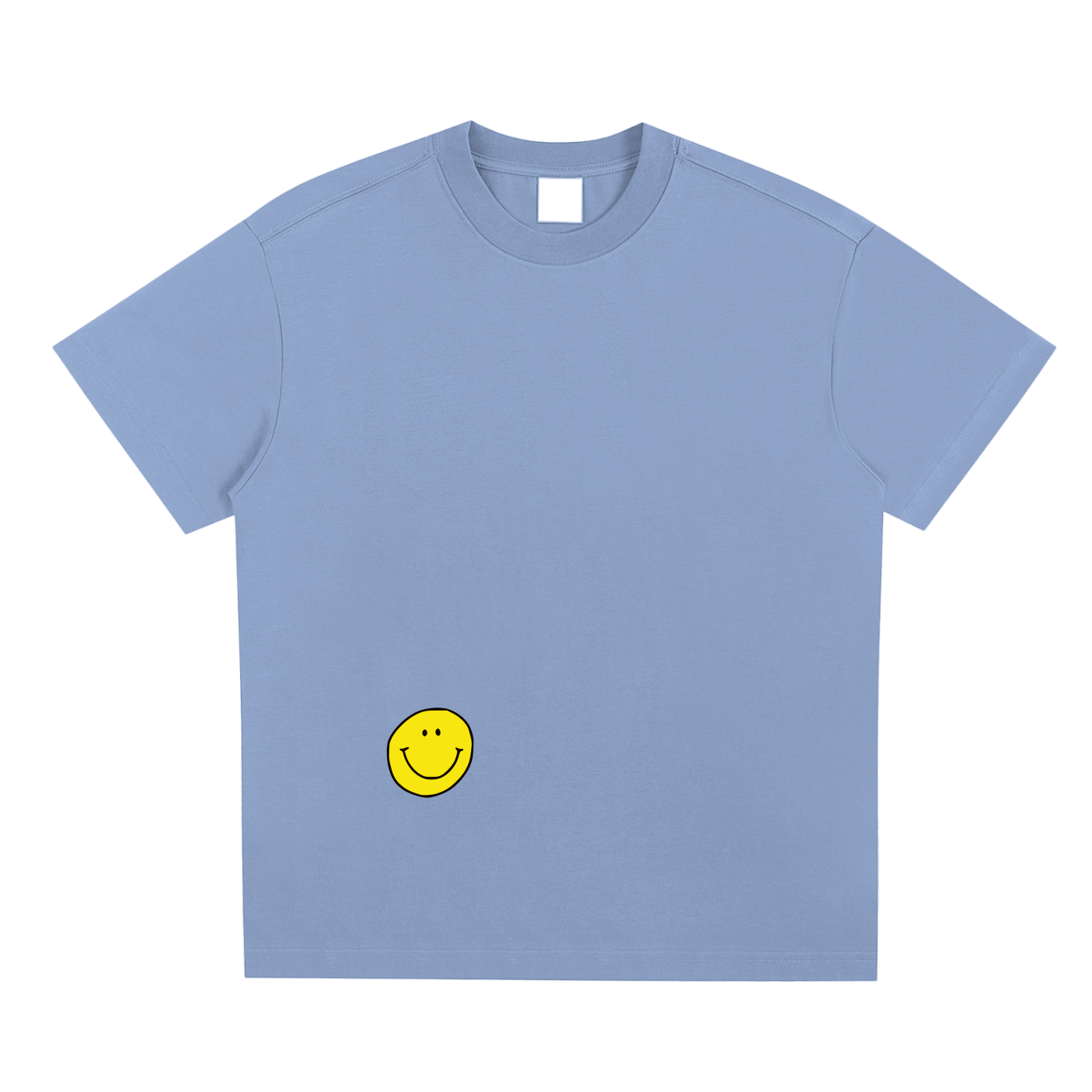 T-shirt oversized smiley en bleu ciel - petit smiley jaune imprimé côté gauche du bas de buste