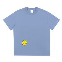 T-shirt oversized smiley en bleu ciel - petit smiley jaune imprimé côté gauche du bas de buste