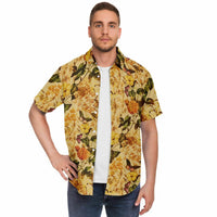 Chemise homme manches courtes ocre à fleurs jaunes, portée ouverte, vue de face