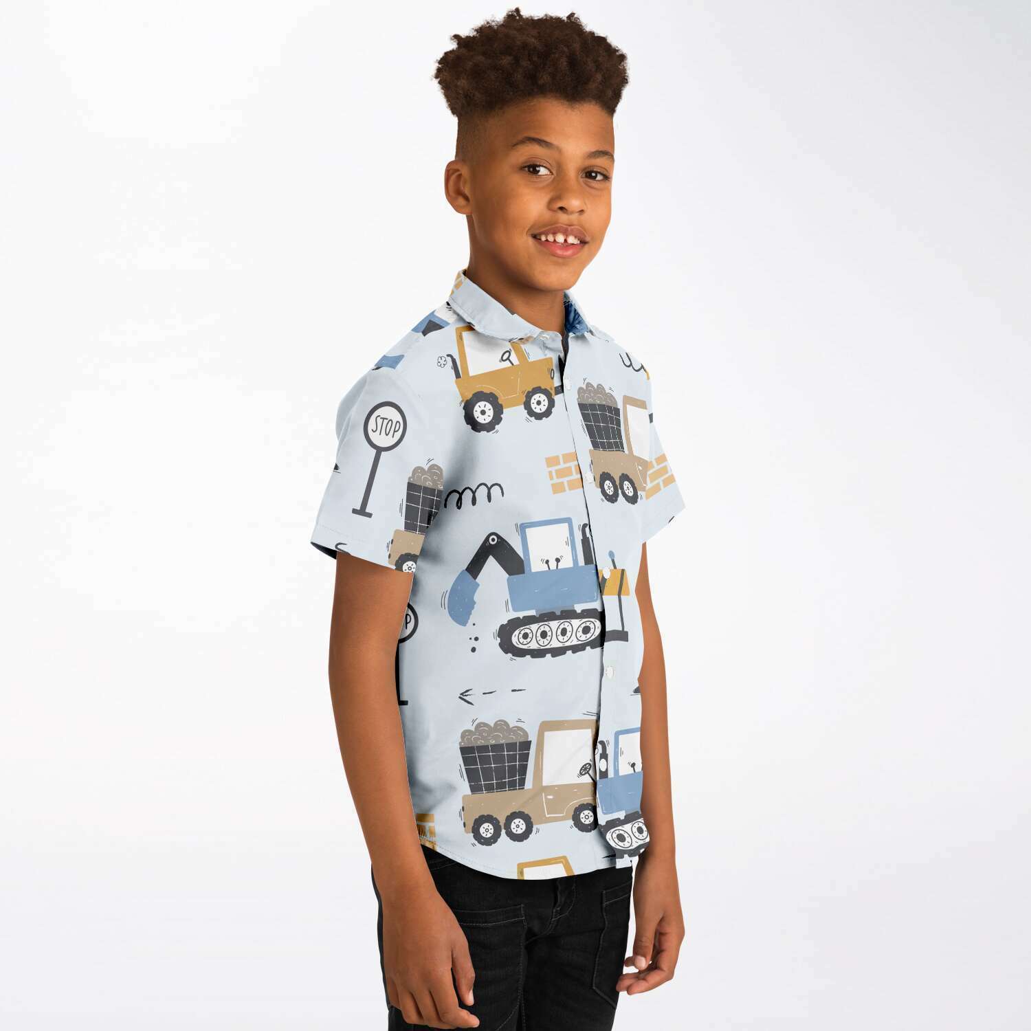 look garçon avec chemise à camions de chantier