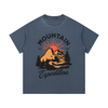 T-shirt enfant bleu avec design vintage Mountain Expedition, illustration montagne orange avec sapins et soleil couchant, style outdoor rétro