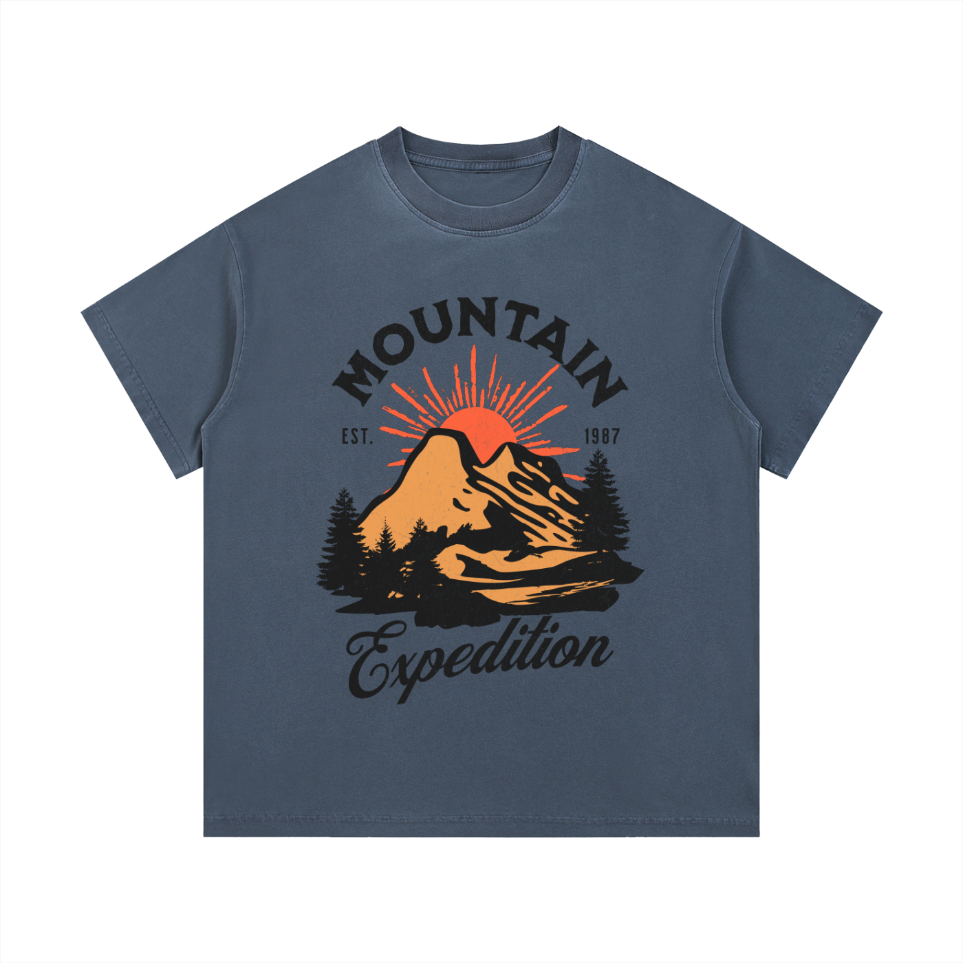 T-shirt enfant bleu avec design vintage Mountain Expedition, illustration montagne orange avec sapins et soleil couchant, style outdoor rétro