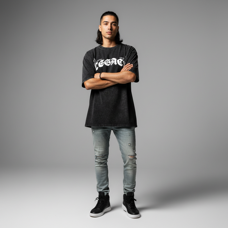 T-shirt oversized LEGACY noir porté en pied avec un jean clair - coupe ample épaules tombantes