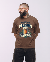 Homme en t-shirt belge Brewed in Belgium marron, écusson brasserie sur la poitrine