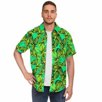 Chemise homme manches courtes vert fluo à ananas, portée ouverte, vue de face