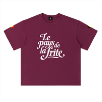 T-shirt belge oversized bordeaux à plat, lettrage cursif blanc et cœur tricolore manche