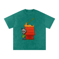 T-shirt oversized hommage MF DOOM en vert snow wash - niche rouge, chien orange et lettrage All Caps