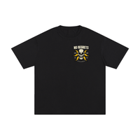 T-shirt oversized No Regrets en noir vu de face - petit crâne aux éclairs jaunes sur le cœur