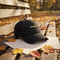 Casquette effet usé noire brodée Amour posée sur un banc de parc avec des lettres d'amour et des feuilles d'automne - CHT'M Boutique