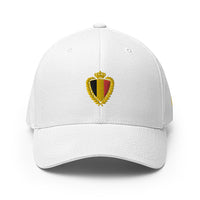 Casquette belge Flexfit blanche vue de face, blason Belgique brodé fil doré