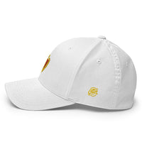 Casquette belge Flexfit blanche de profil, monogramme CHTM brodé