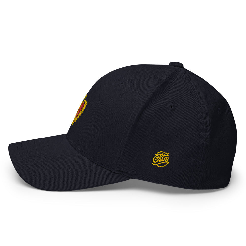 Casquette belge brodée Flexfit bleu marine de profil, dos fermé sans réglage