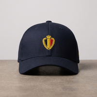 Casquette belge Flexfit bleu marine non portée, blason belge brodé fil doré vu de face