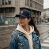 Femme portant la casquette belge Flexfit brodée blason Belgique, look streetwear urbain